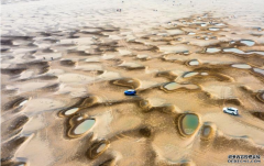 <b>水位下降 长江河床上现大量水洼如散落“翡翠”</b>